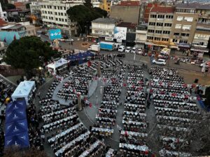 Başkan Tugay Bergama’da kurulan iftar sofrasına konuk oldu