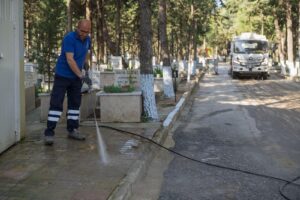 İzmir’de bayram öncesi mezarlıklara özel bakım