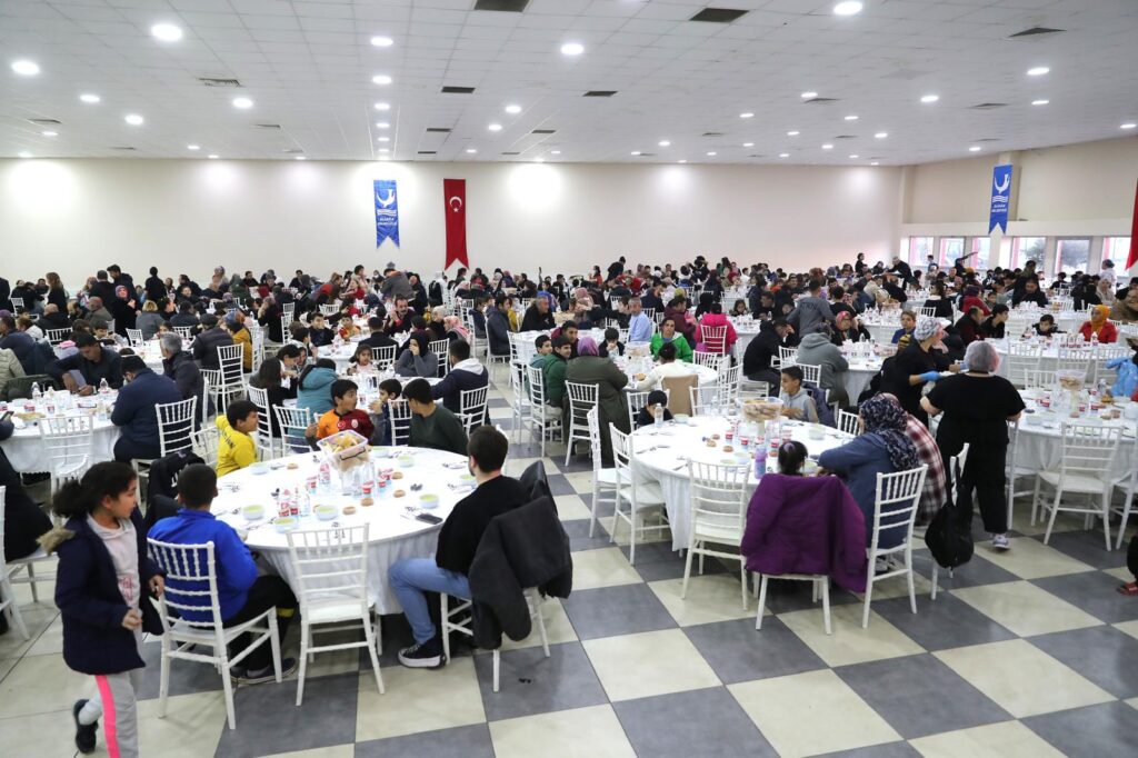 Gönülleri Buluşturan Sofrada İlk Oruçlar Açıldı