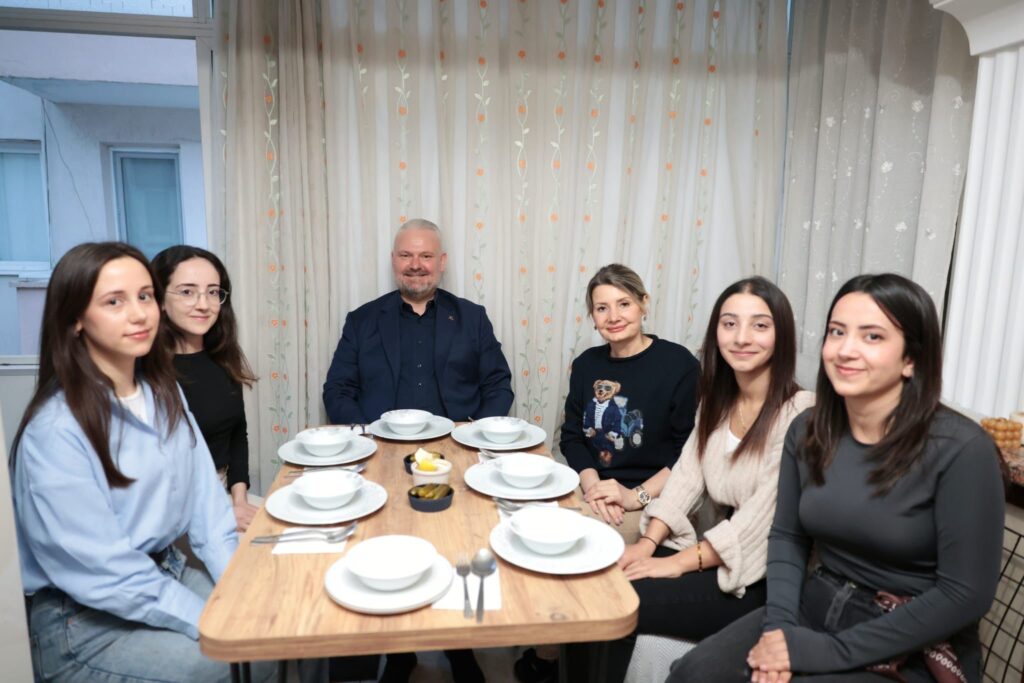 Başkan Pehlivan, öğrencilerin iftar sofrasına konuk oldu