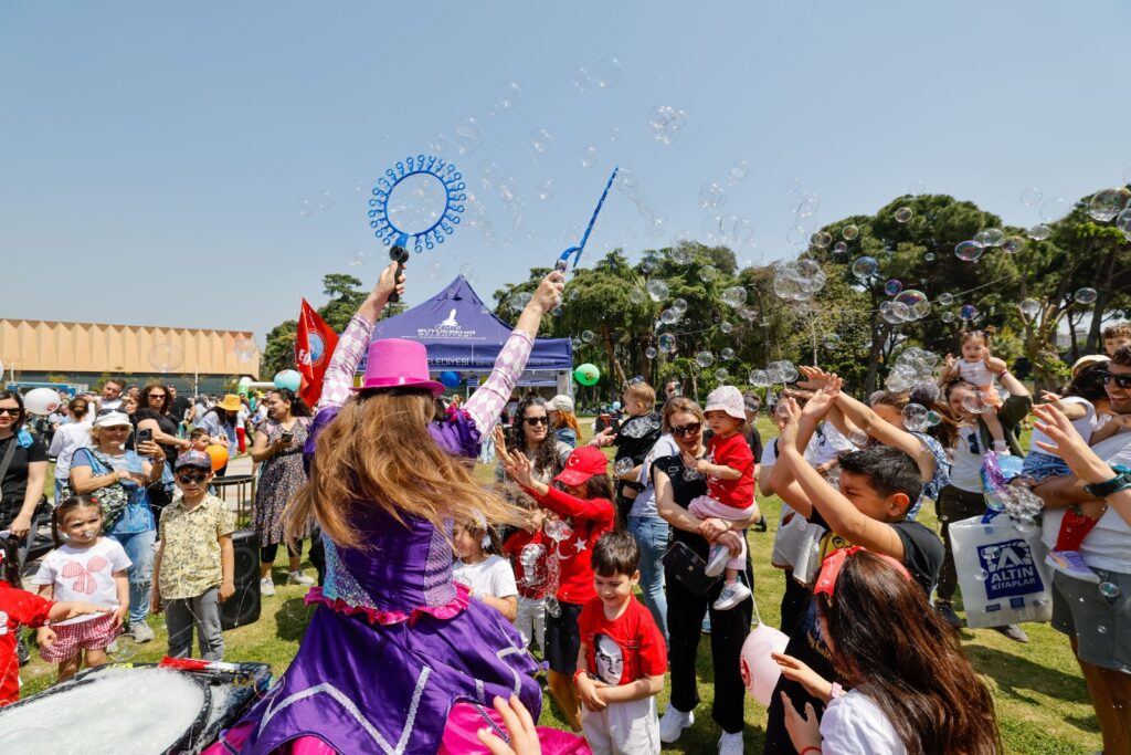 23 Nisan neşesi tüm İzmir’i sardı