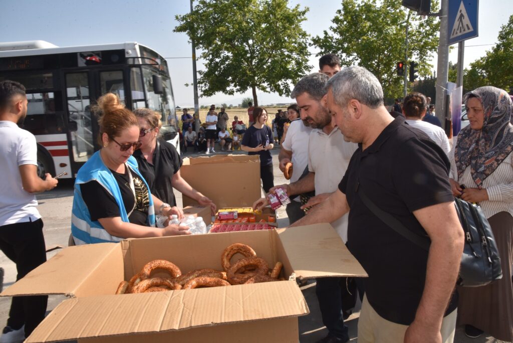 Menemen Belediyesi öğrenci ve velileri yalnız bırakmadı