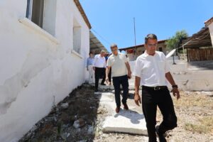 Başkan Tugay yangın bölgelerini yalnız bırakmıyor