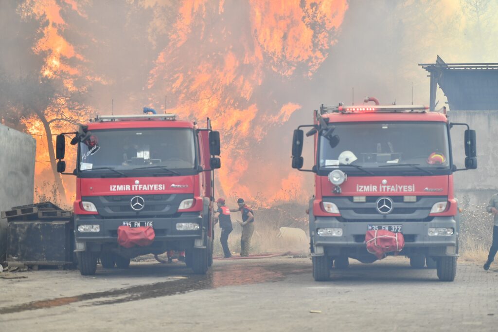 Bornova Gökdere’de yangınla mücadele sürüyor