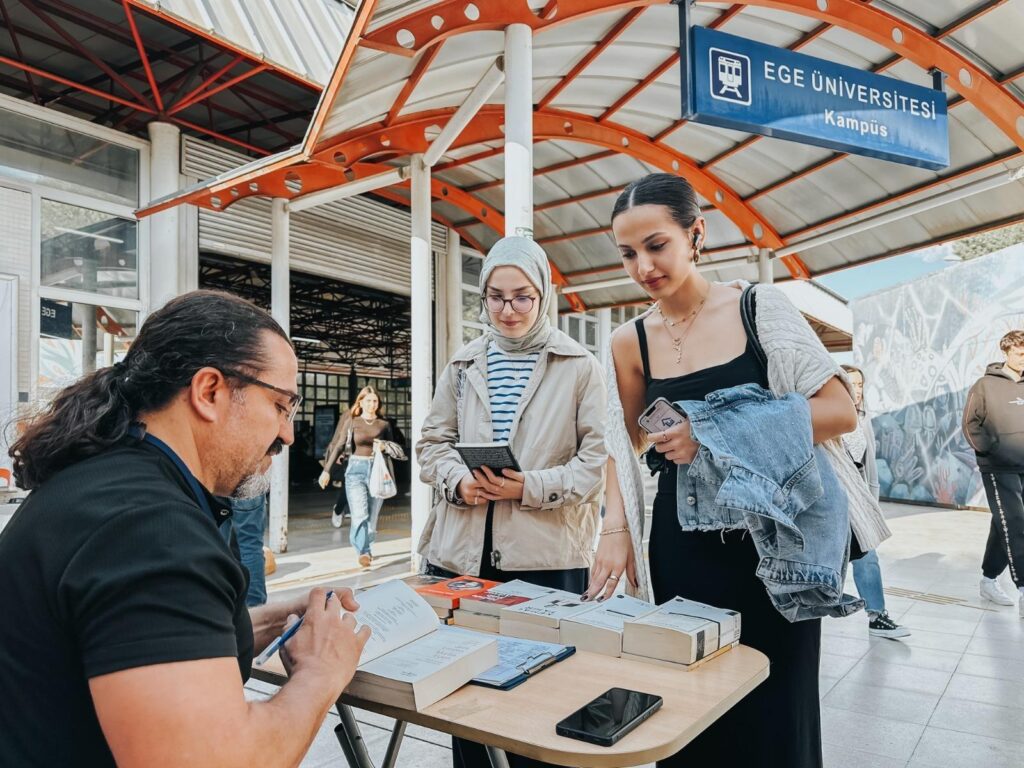 Kitap kurtları, İzmir’in kütüphanelerini çok sevdi