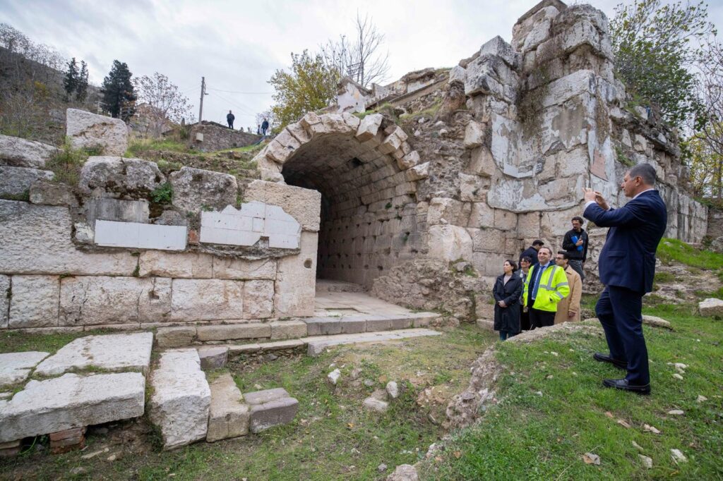 Smyrna Tiyatrosu gün yüzüne çıkıyor