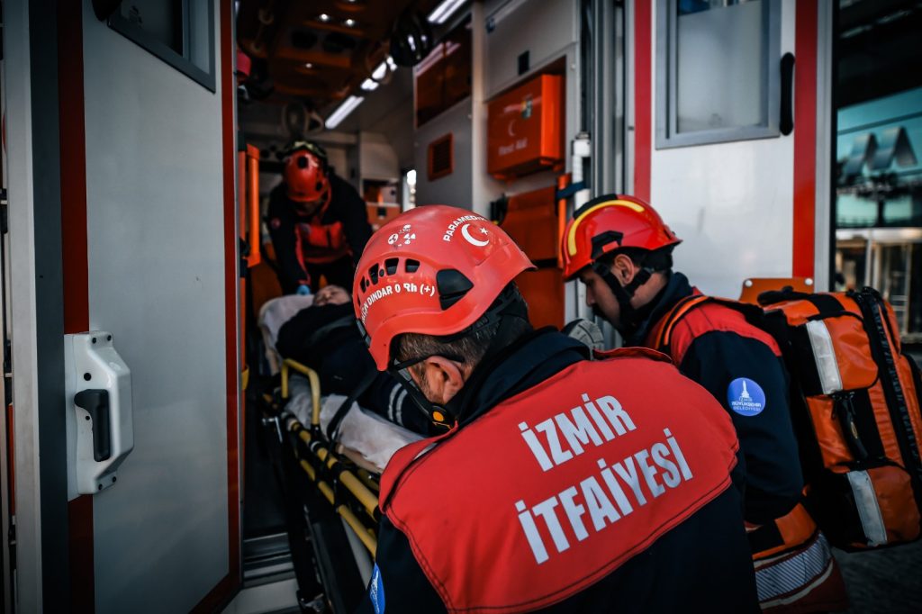 47 katlı binada nefes kesen tatbikat