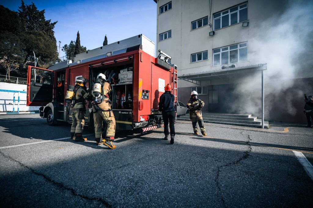 İtfaiye ekiplerinden polis okulunda yangın tatbikatı