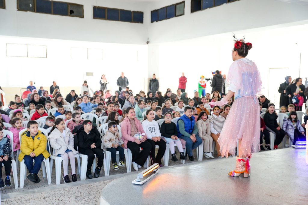 Aliağa Belediyesi Orman Tiyatrosu İlk Oyunuyla Sahnede