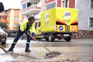Aliağa Belediyesi Yağmur Sonrası Sahada