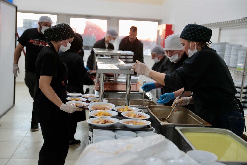 Aliağa’da İlk Toplu İftar Yapıldı