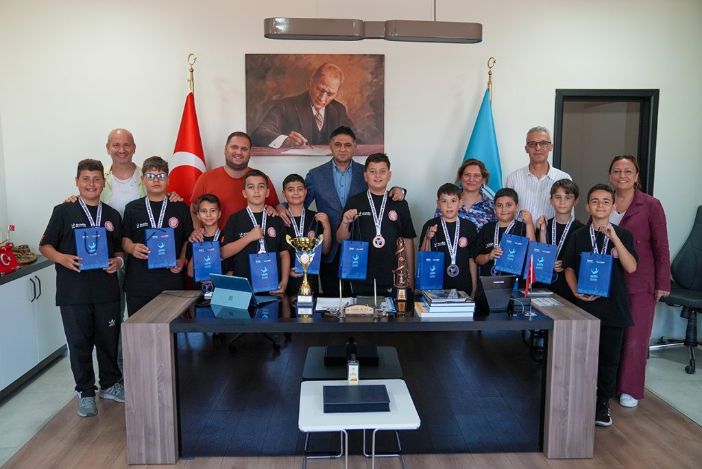 TÜRKİYE ÜÇÜNCÜSÜ HALK OYUNLARI EKİBİNDEN BAŞKAN ACAR’A ZİYARET