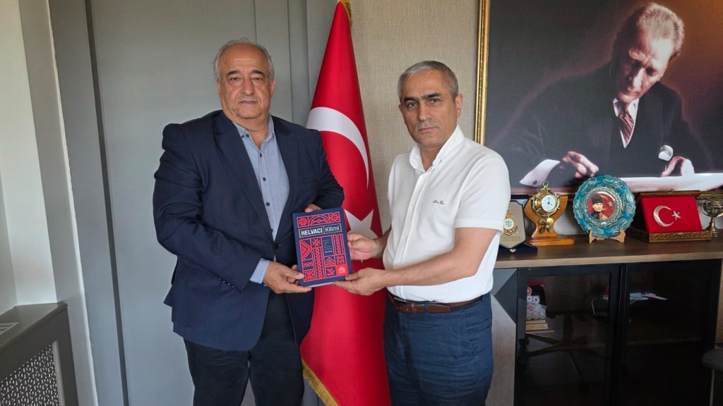 Mesut Öztürk’ten Kaymakam Güney’e Helvacı Kilimi Kitabı Takdimi