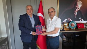 Mesut Öztürk’ten Kaymakam Güney’e Helvacı Kilimi Kitabı Takdimi