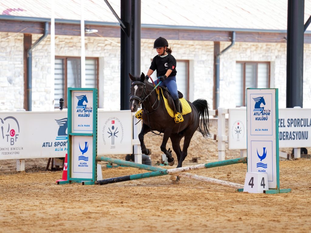 ALİAPARK ATLI SPOR KULÜBÜ’NDE İLK LİSANS SINAVI GERÇEKLEŞTİRİLDİ