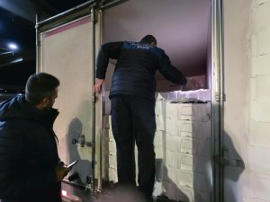 BUCA BALIK HALİ’NDE GECE DENETİMİ: YASADIŞI AVLANAN SU ÜRÜNLERİNE EL KONULDU