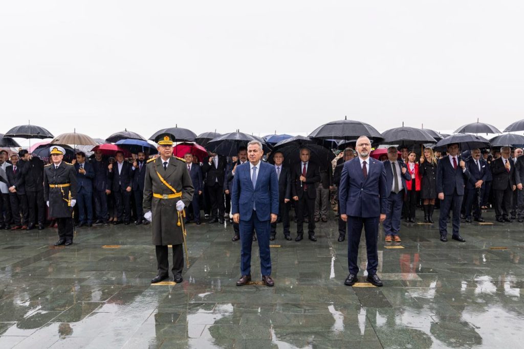 Cumhuriyet Bayramı kutlamaları çelenk sunma töreni ile başladı