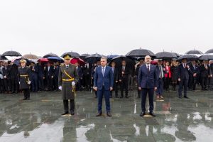 Cumhuriyet Bayramı kutlamaları çelenk sunma töreni ile başladı