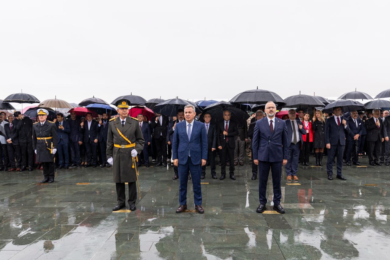 Cumhuriyet Bayramı kutlamaları çelenk sunma töreni ile başladı